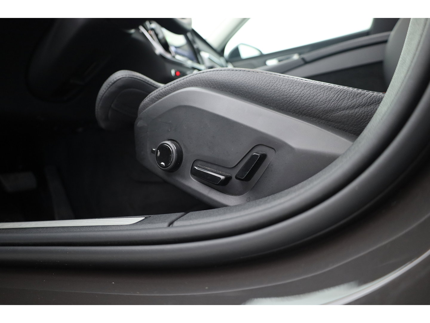 Volvo V60 2.0 T6 Plug-in hybrid AWD Plus Dark | SOH 98,2 % | Pano-dak | 360 camera | Trekhaak | Harman/ Kardon |