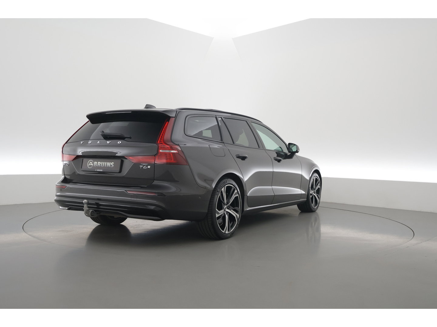 Volvo V60 2.0 T6 Plug-in hybrid AWD Plus Dark | SOH 98,2 % | Pano-dak | 360 camera | Trekhaak | Harman/ Kardon |