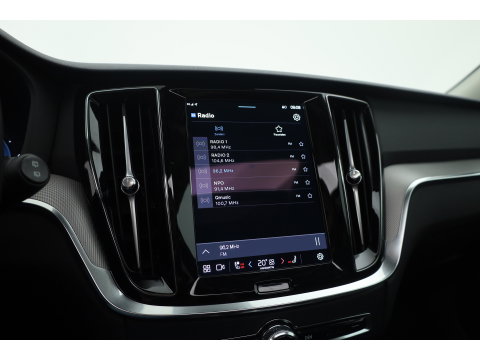 Volvo V60 2.0 T6 Plug-in hybrid AWD Plus Dark | SOH 98,2 % | Pano-dak | 360 camera | Trekhaak | Harman/ Kardon |