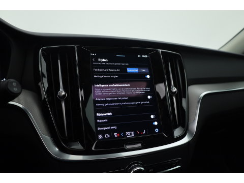 Volvo V60 2.0 T6 Plug-in hybrid AWD Plus Dark | SOH 98,2 % | Pano-dak | 360 camera | Trekhaak | Harman/ Kardon |