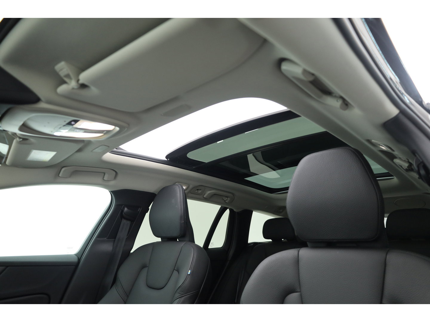 Volvo V60 2.0 T6 Plug-in hybrid AWD Plus Dark | SOH 98,2 % | Pano-dak | 360 camera | Trekhaak | Harman/ Kardon |