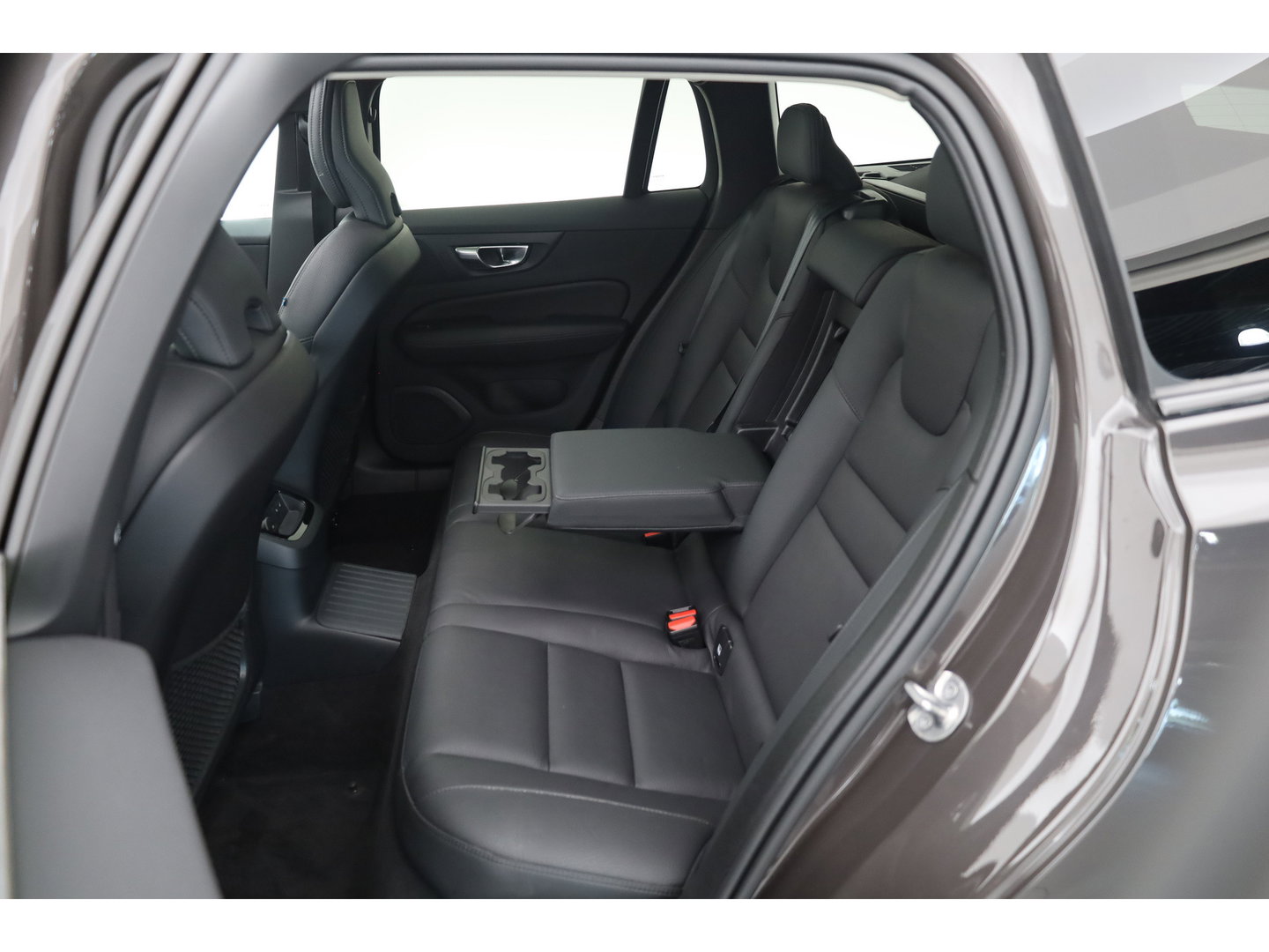 Volvo V60 2.0 T6 Plug-in hybrid AWD Plus Dark | SOH 98,2 % | Pano-dak | 360 camera | Trekhaak | Harman/ Kardon |
