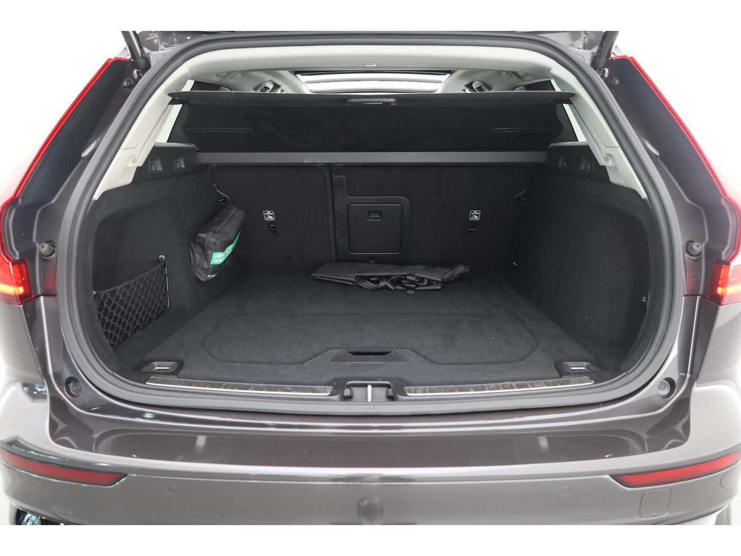 Volvo V60 2.0 T6 Plug-in hybrid AWD Plus Dark | SOH 98,2 % | Pano-dak | 360 camera | Trekhaak | Harman/ Kardon |