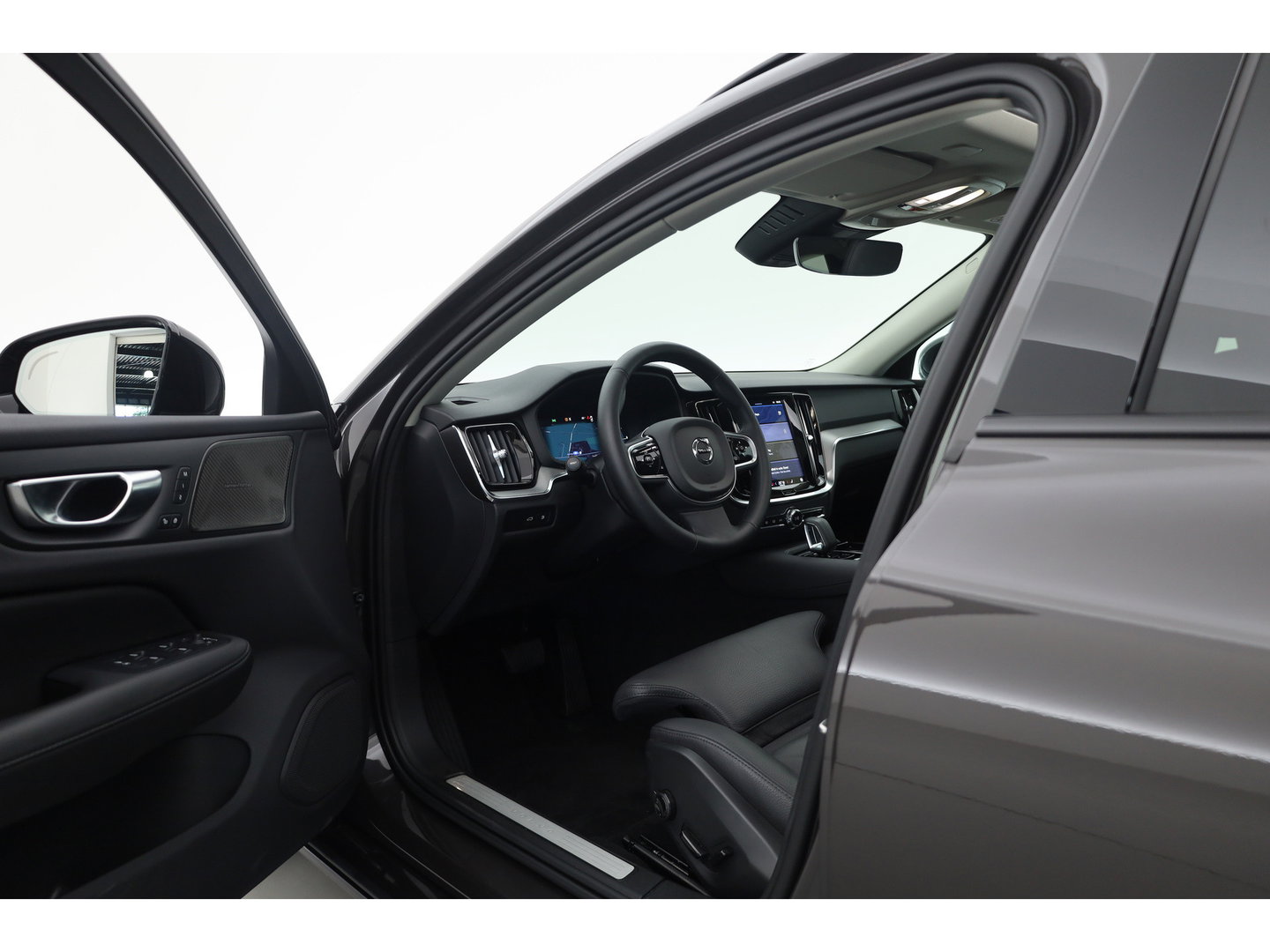 Volvo V60 2.0 T6 Plug-in hybrid AWD Plus Dark | SOH 98,2 % | Pano-dak | 360 camera | Trekhaak | Harman/ Kardon |