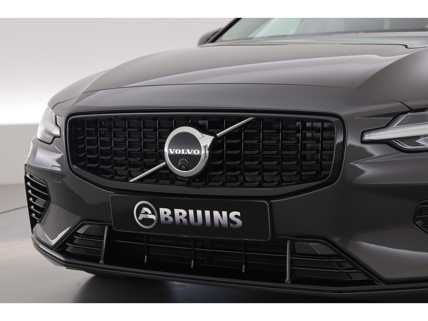 Volvo V60 2.0 T6 Plug-in hybrid AWD Plus Dark | SOH 98,2 % | Pano-dak | 360 camera | Trekhaak | Harman/ Kardon |