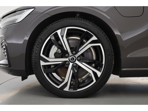 Volvo V60 2.0 T6 Plug-in hybrid AWD Plus Dark | SOH 98,2 % | Pano-dak | 360 camera | Trekhaak | Harman/ Kardon |