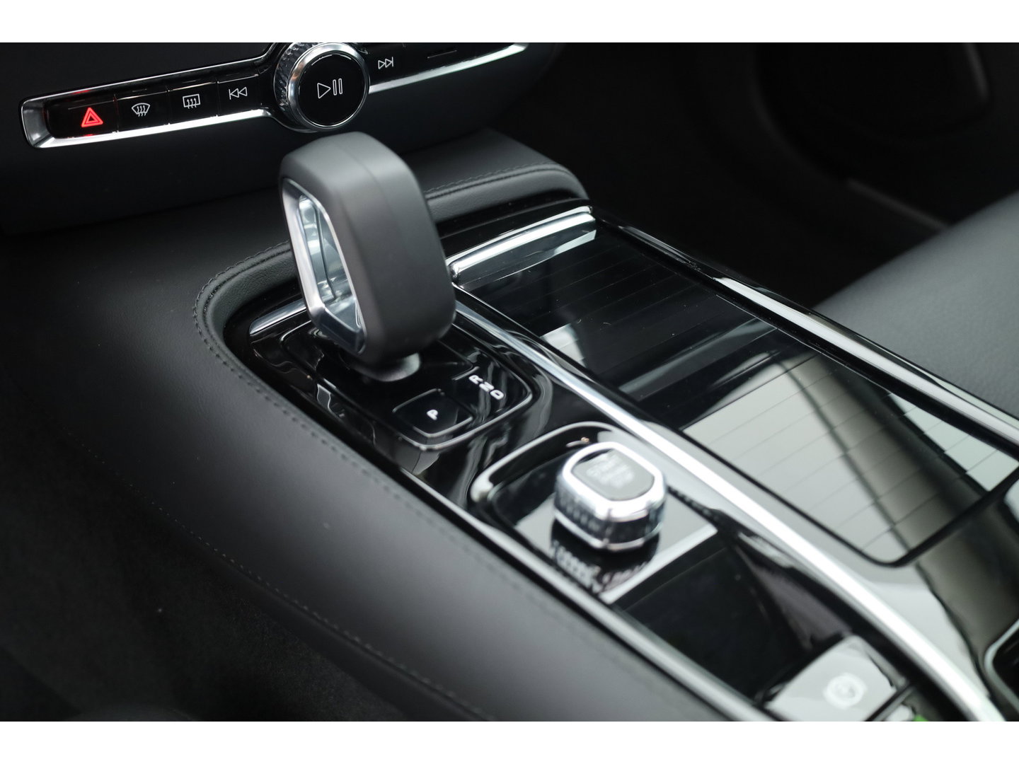 Volvo V60 2.0 T6 Plug-in hybrid AWD Plus Dark | SOH 98,2 % | Pano-dak | 360 camera | Trekhaak | Harman/ Kardon |