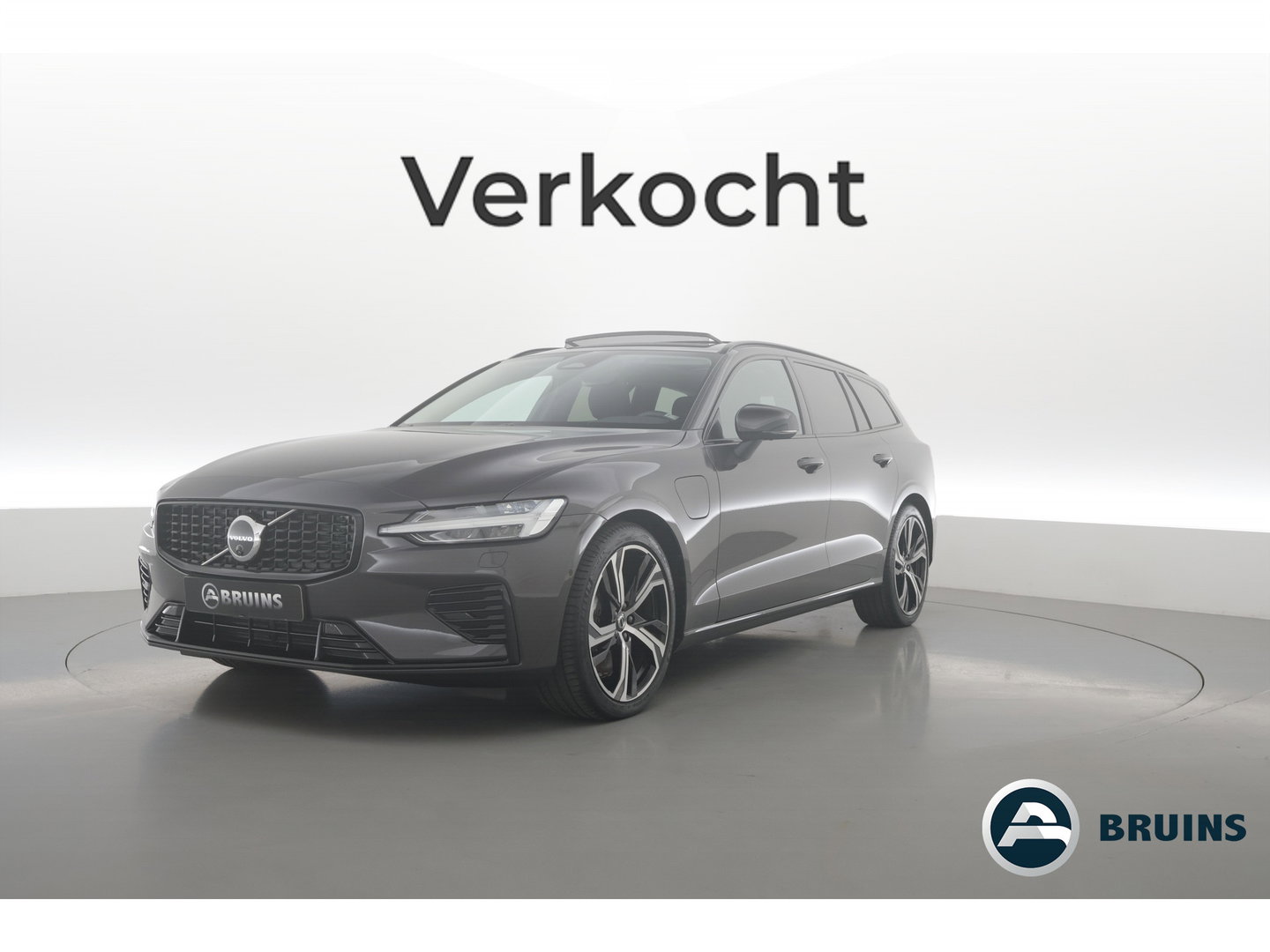 Volvo V60 2.0 T6 Plug-in hybrid AWD Plus Dark | SOH 98,2 % | Pano-dak | 360 camera | Trekhaak | Harman/ Kardon |