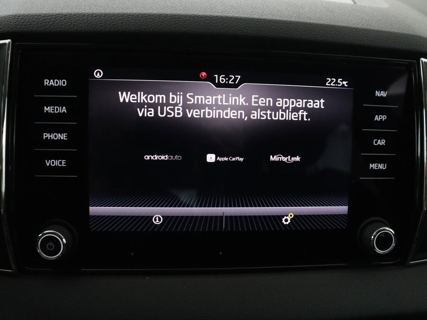 Škoda Karoq 1.5 TSI ACT Business Edition | Stoelverwarming | Navigatie | Carplay | Sfeerverlichting | Climate control | Park assist | Trekhaak