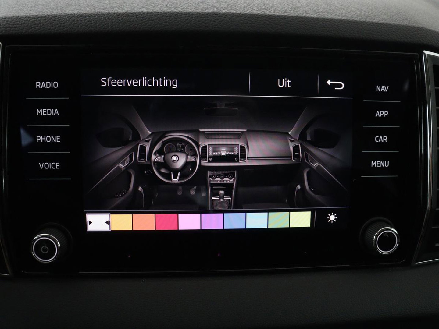 Škoda Karoq 1.5 TSI ACT Business Edition | Stoelverwarming | Navigatie | Carplay | Sfeerverlichting | Climate control | Park assist | Trekhaak