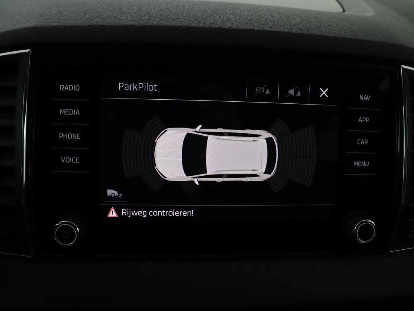 Škoda Karoq 1.5 TSI ACT Business Edition | Stoelverwarming | Navigatie | Carplay | Sfeerverlichting | Climate control | Park assist | Trekhaak