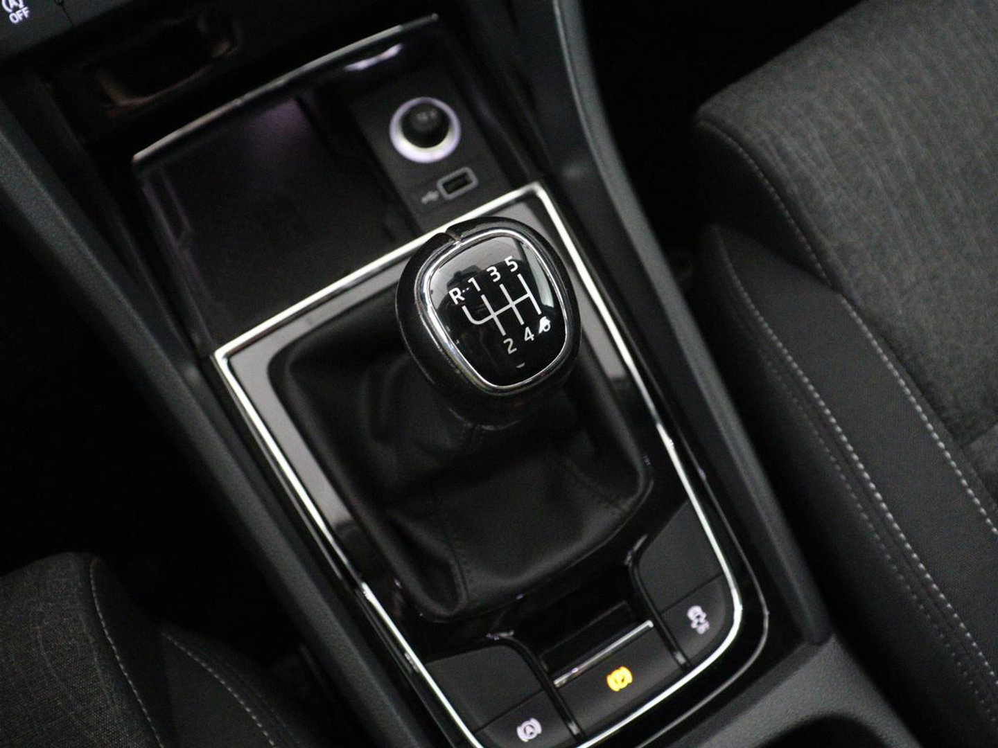 Škoda Karoq 1.5 TSI ACT Business Edition | Stoelverwarming | Navigatie | Carplay | Sfeerverlichting | Climate control | Park assist | Trekhaak