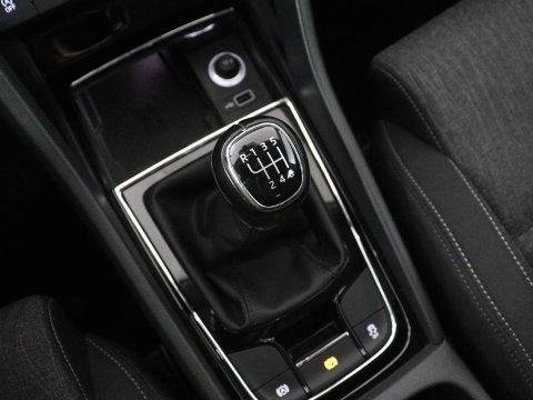 Škoda Karoq 1.5 TSI ACT Business Edition | Stoelverwarming | Navigatie | Carplay | Sfeerverlichting | Climate control | Park assist | Trekhaak