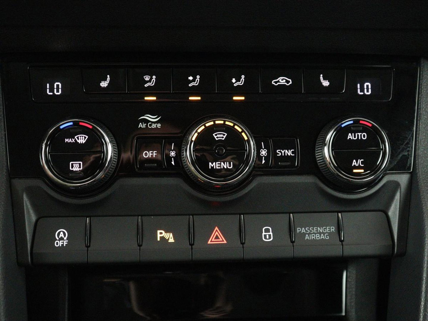 Škoda Karoq 1.5 TSI ACT Business Edition | Stoelverwarming | Navigatie | Carplay | Sfeerverlichting | Climate control | Park assist | Trekhaak