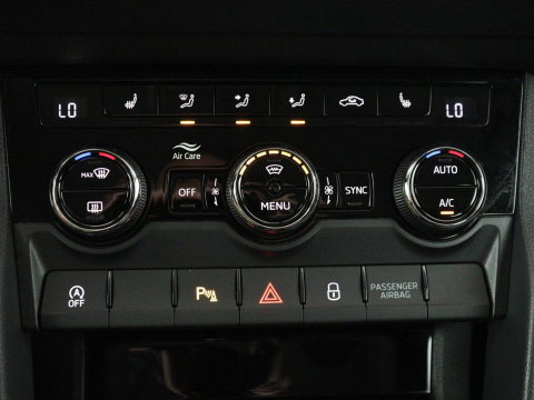 Škoda Karoq 1.5 TSI ACT Business Edition | Stoelverwarming | Navigatie | Carplay | Sfeerverlichting | Climate control | Park assist | Trekhaak