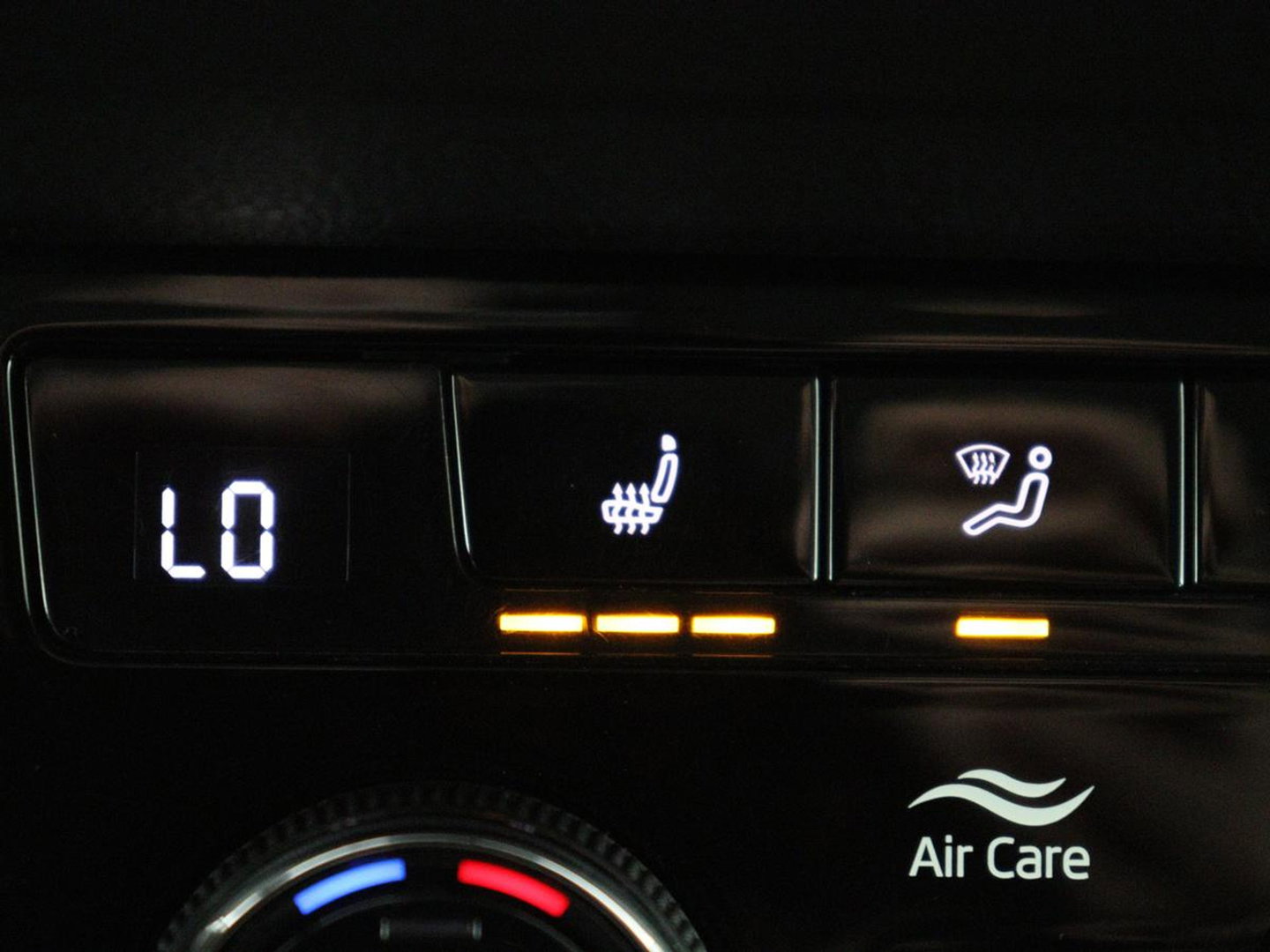 Škoda Karoq 1.5 TSI ACT Business Edition | Stoelverwarming | Navigatie | Carplay | Sfeerverlichting | Climate control | Park assist | Trekhaak
