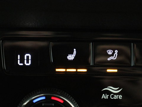 Škoda Karoq 1.5 TSI ACT Business Edition | Stoelverwarming | Navigatie | Carplay | Sfeerverlichting | Climate control | Park assist | Trekhaak