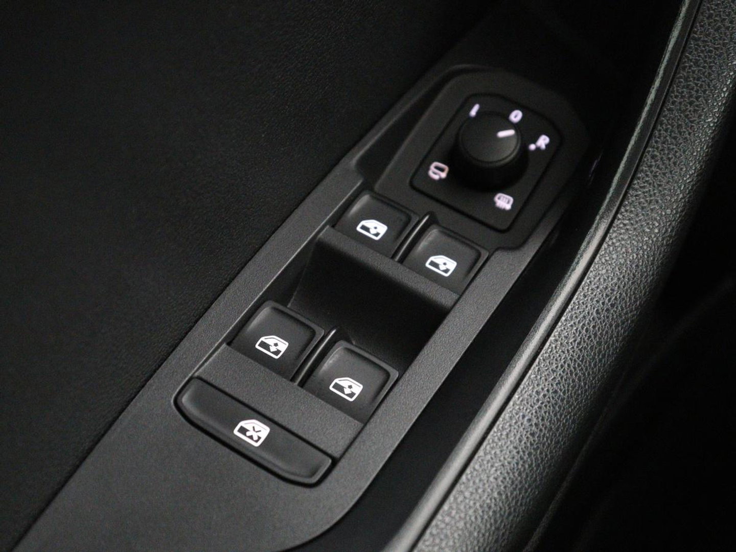 Škoda Karoq 1.5 TSI ACT Business Edition | Stoelverwarming | Navigatie | Carplay | Sfeerverlichting | Climate control | Park assist | Trekhaak