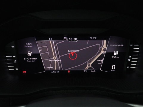 Škoda Karoq 1.5 TSI ACT Business Edition | Stoelverwarming | Navigatie | Carplay | Sfeerverlichting | Climate control | Park assist | Trekhaak