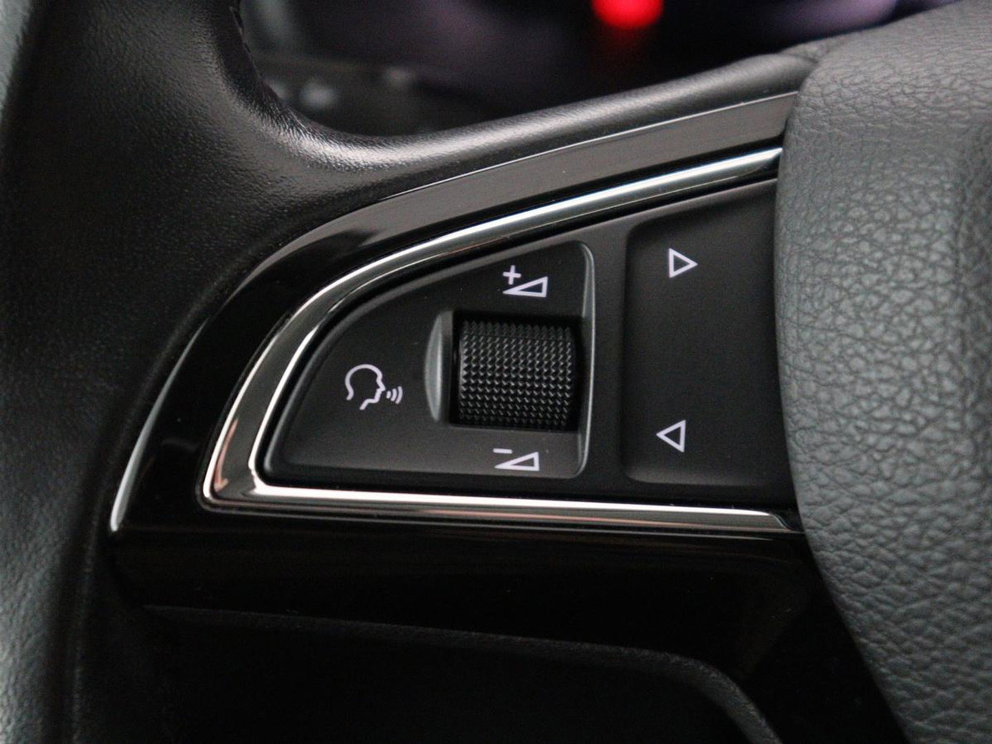 Škoda Karoq 1.5 TSI ACT Business Edition | Stoelverwarming | Navigatie | Carplay | Sfeerverlichting | Climate control | Park assist | Trekhaak