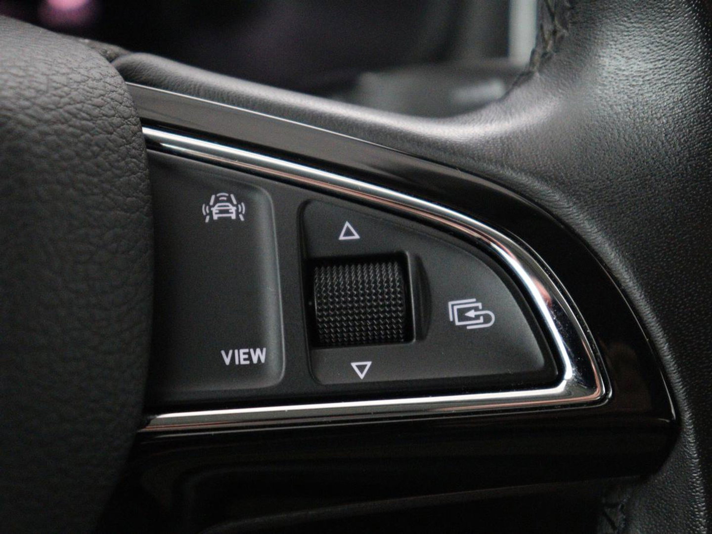 Škoda Karoq 1.5 TSI ACT Business Edition | Stoelverwarming | Navigatie | Carplay | Sfeerverlichting | Climate control | Park assist | Trekhaak