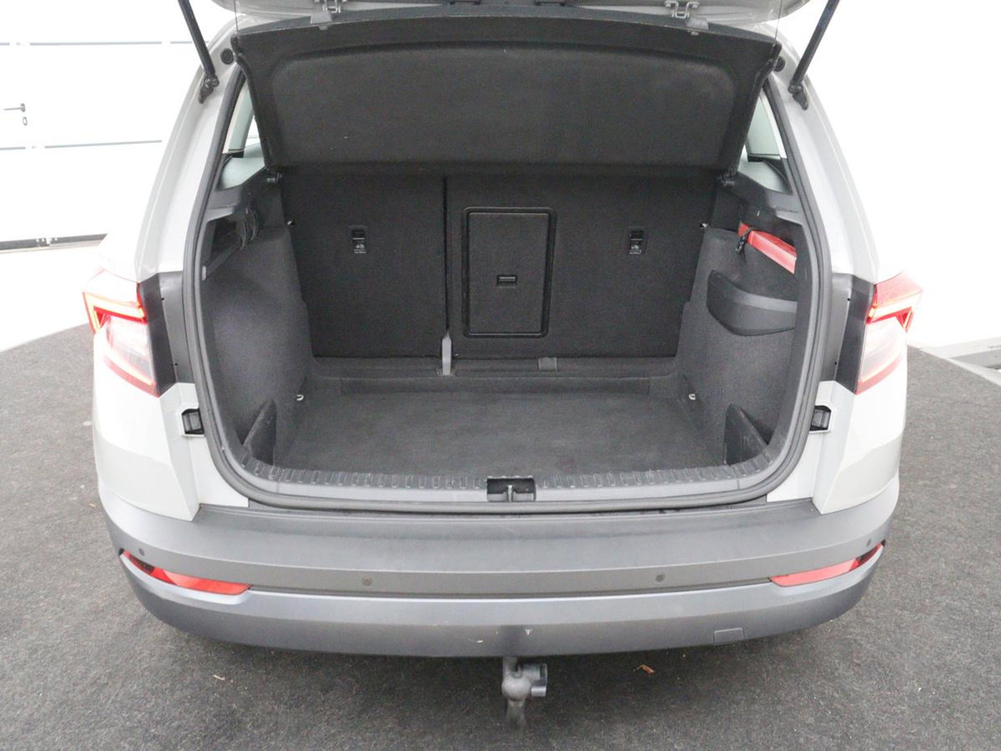 Škoda Karoq 1.5 TSI ACT Business Edition | Stoelverwarming | Navigatie | Carplay | Sfeerverlichting | Climate control | Park assist | Trekhaak