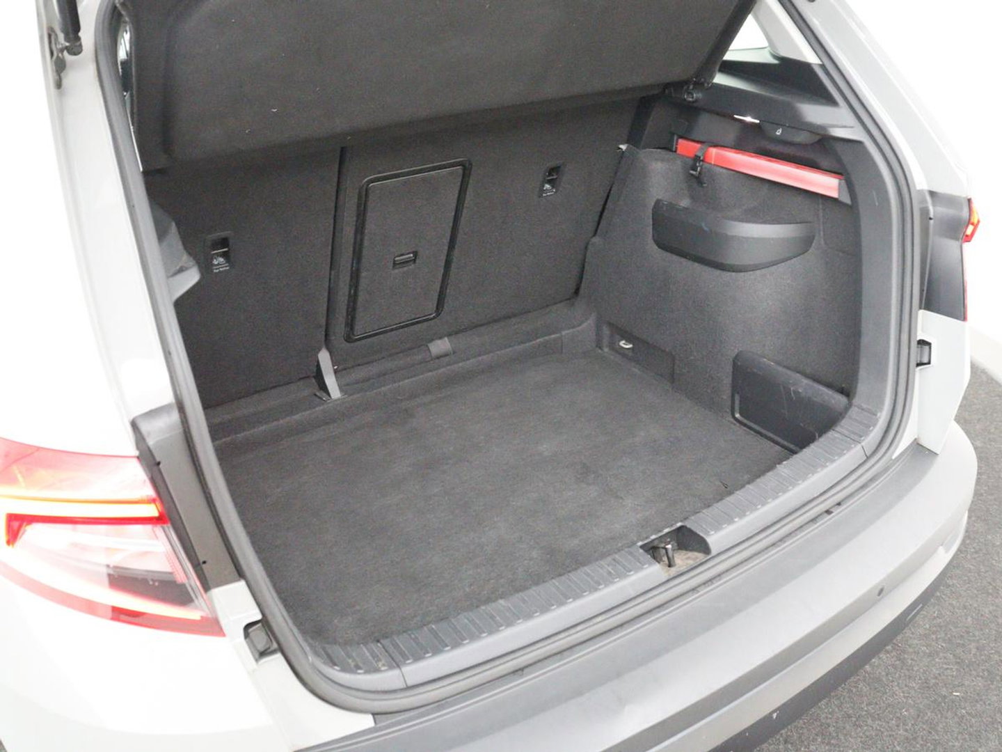 Škoda Karoq 1.5 TSI ACT Business Edition | Stoelverwarming | Navigatie | Carplay | Sfeerverlichting | Climate control | Park assist | Trekhaak