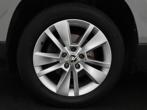 Škoda Karoq 1.5 TSI ACT Business Edition | Stoelverwarming | Navigatie | Carplay | Sfeerverlichting | Climate control | Park assist | Trekhaak