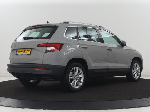 Škoda Karoq 1.5 TSI ACT Business Edition | Stoelverwarming | Navigatie | Carplay | Sfeerverlichting | Climate control | Park assist | Trekhaak