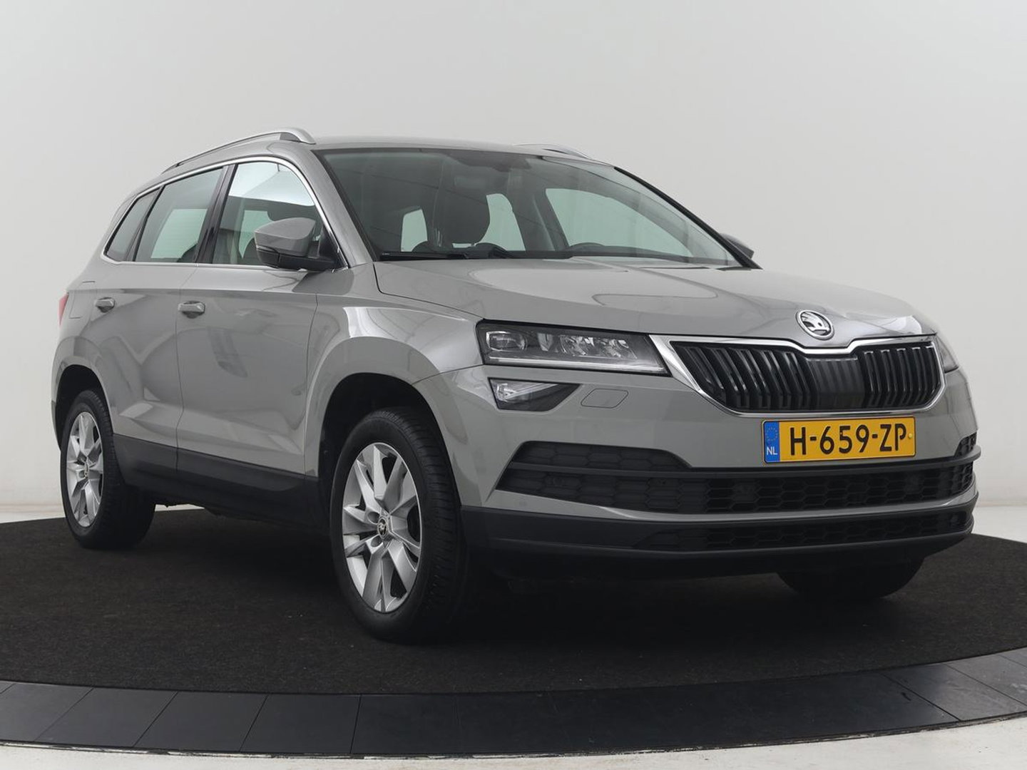Škoda Karoq 1.5 TSI ACT Business Edition | Stoelverwarming | Navigatie | Carplay | Sfeerverlichting | Climate control | Park assist | Trekhaak