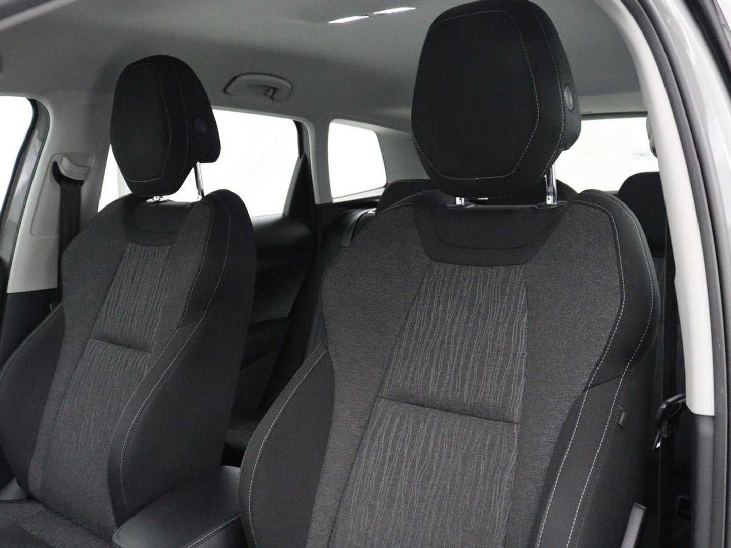 Škoda Karoq 1.5 TSI ACT Business Edition | Stoelverwarming | Navigatie | Carplay | Sfeerverlichting | Climate control | Park assist | Trekhaak