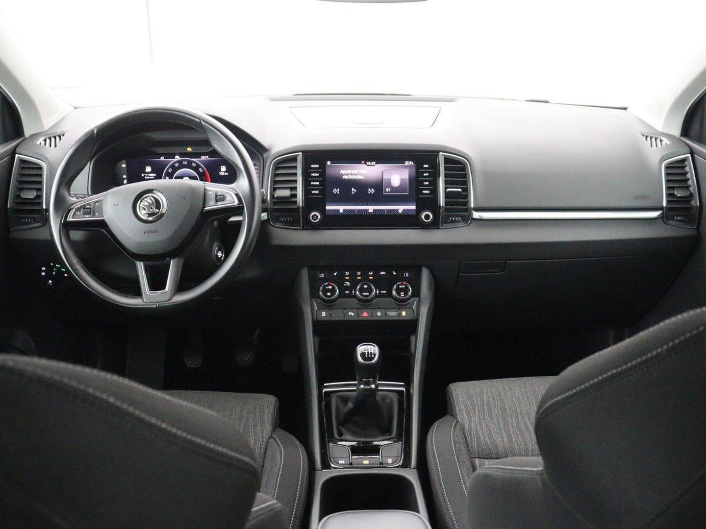 Škoda Karoq 1.5 TSI ACT Business Edition | Stoelverwarming | Navigatie | Carplay | Sfeerverlichting | Climate control | Park assist | Trekhaak