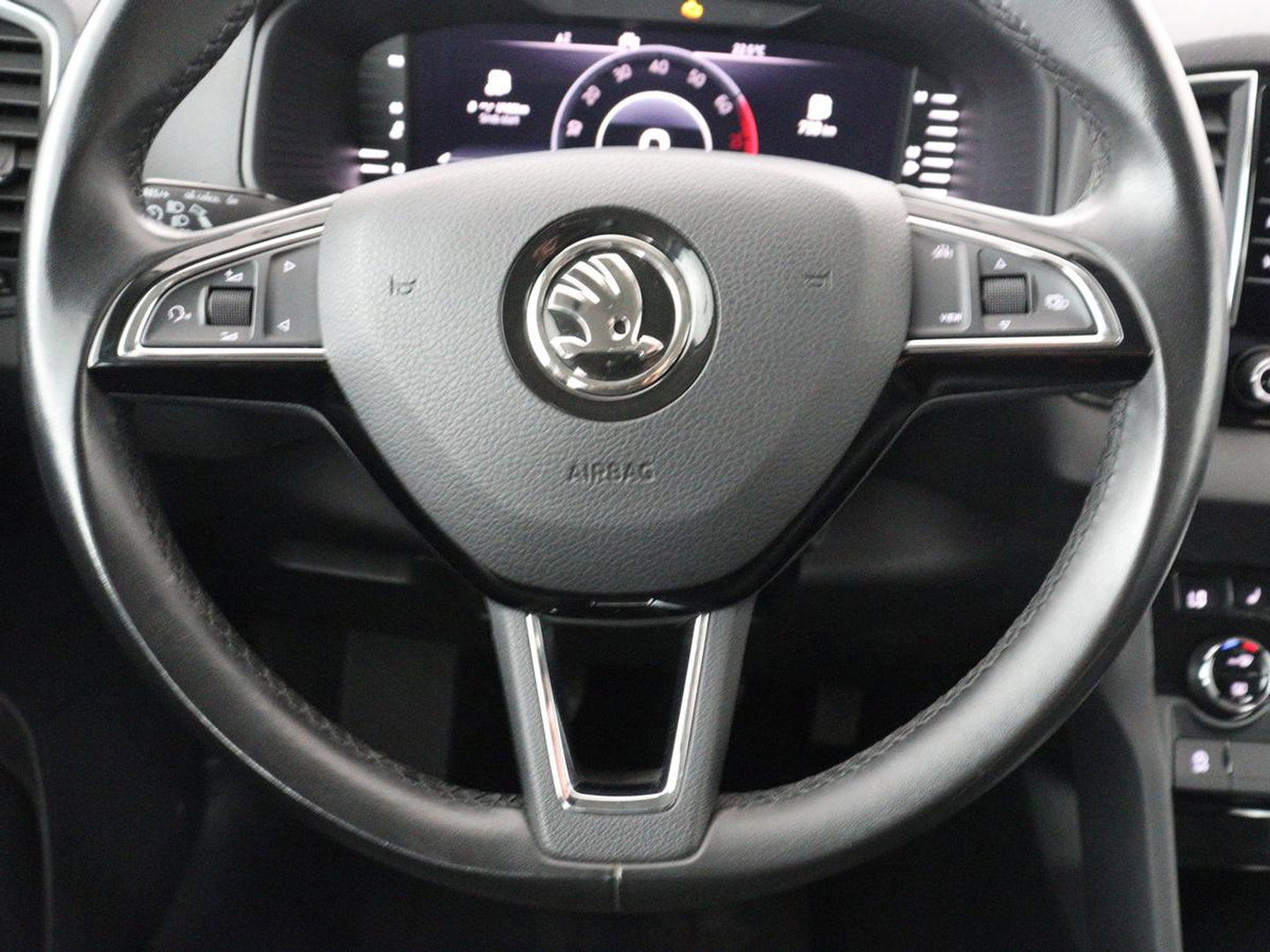 Škoda Karoq 1.5 TSI ACT Business Edition | Stoelverwarming | Navigatie | Carplay | Sfeerverlichting | Climate control | Park assist | Trekhaak