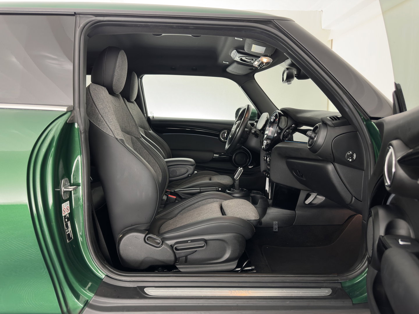 MINI 3-deurs 1.5 One Business Edition (INCL.BTW) Aut. *LEATHER-FABRIC | FULL-LED | NAVI-FULLMAP | SPORT-SEATS | AMBIENT-LIGHT | DIGI-COCKPIT | PRIVACY-GLASS | DAB+ | ECC | PDC | CRUISE | 16''ALU*