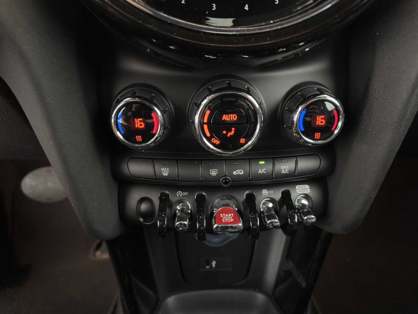 MINI 3-deurs 1.5 One Business Edition (INCL.BTW) Aut. *LEATHER-FABRIC | FULL-LED | NAVI-FULLMAP | SPORT-SEATS | AMBIENT-LIGHT | DIGI-COCKPIT | PRIVACY-GLASS | DAB+ | ECC | PDC | CRUISE | 16''ALU*