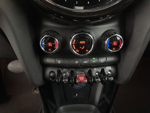 MINI 3-deurs 1.5 One Business Edition (INCL.BTW) Aut. *LEATHER-FABRIC | FULL-LED | NAVI-FULLMAP | SPORT-SEATS | AMBIENT-LIGHT | DIGI-COCKPIT | PRIVACY-GLASS | DAB+ | ECC | PDC | CRUISE | 16''ALU*