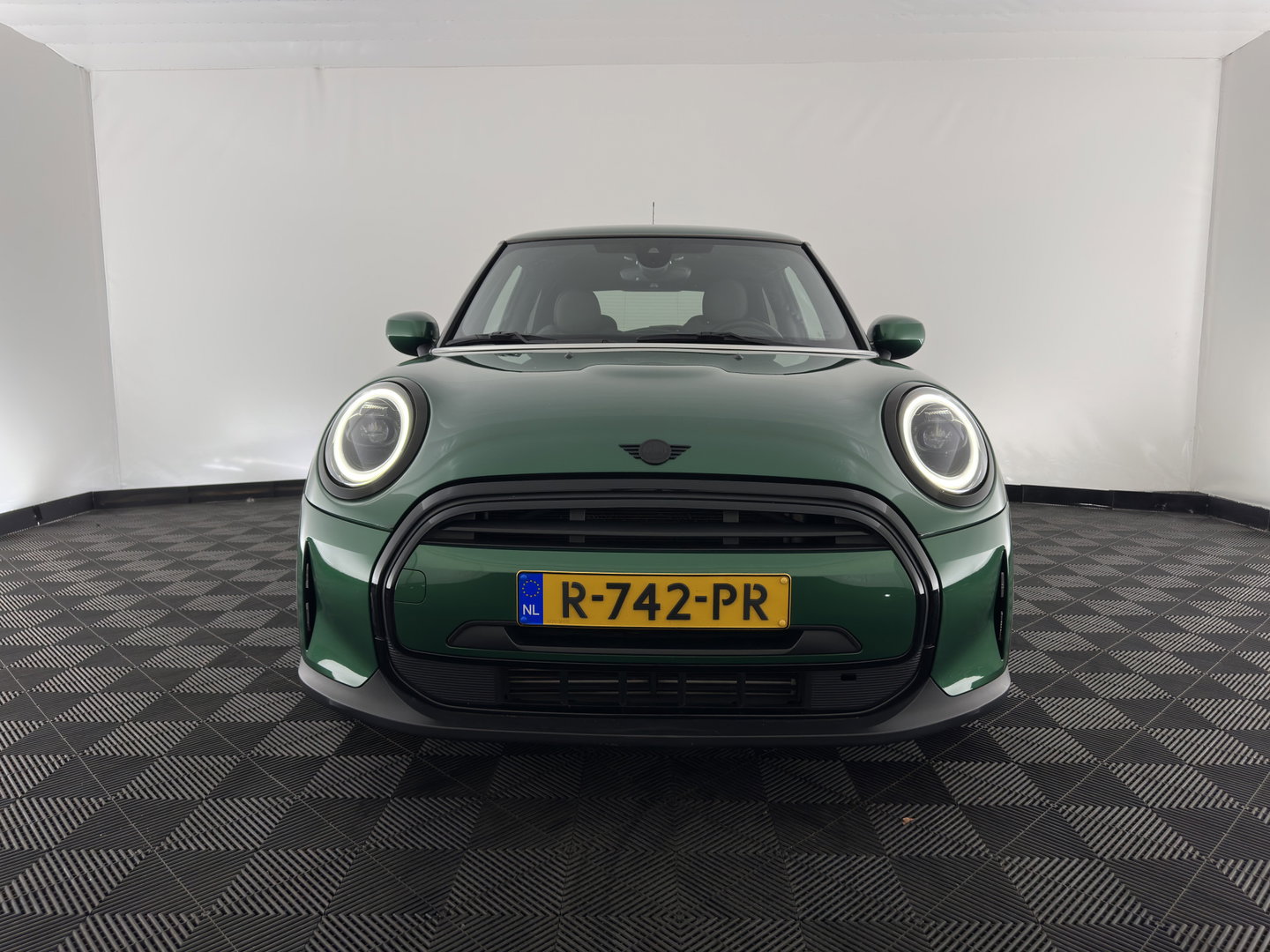 MINI 3-deurs 1.5 One Business Edition (INCL.BTW) Aut. *LEATHER-FABRIC | FULL-LED | NAVI-FULLMAP | SPORT-SEATS | AMBIENT-LIGHT | DIGI-COCKPIT | PRIVACY-GLASS | DAB+ | ECC | PDC | CRUISE | 16''ALU*