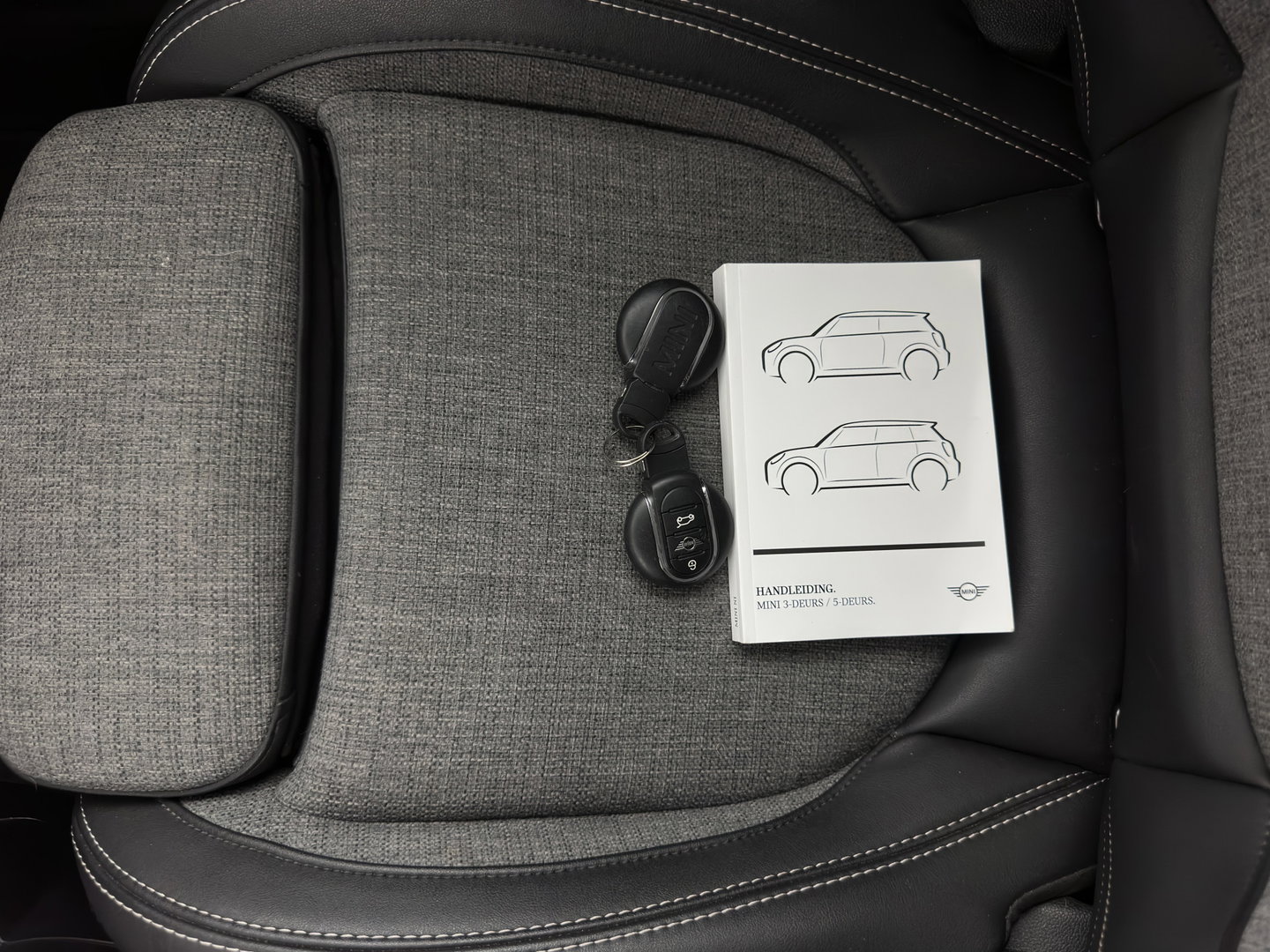 MINI 3-deurs 1.5 One Business Edition (INCL.BTW) Aut. *LEATHER-FABRIC | FULL-LED | NAVI-FULLMAP | SPORT-SEATS | AMBIENT-LIGHT | DIGI-COCKPIT | PRIVACY-GLASS | DAB+ | ECC | PDC | CRUISE | 16''ALU*