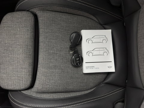 MINI 3-deurs 1.5 One Business Edition (INCL.BTW) Aut. *LEATHER-FABRIC | FULL-LED | NAVI-FULLMAP | SPORT-SEATS | AMBIENT-LIGHT | DIGI-COCKPIT | PRIVACY-GLASS | DAB+ | ECC | PDC | CRUISE | 16''ALU*