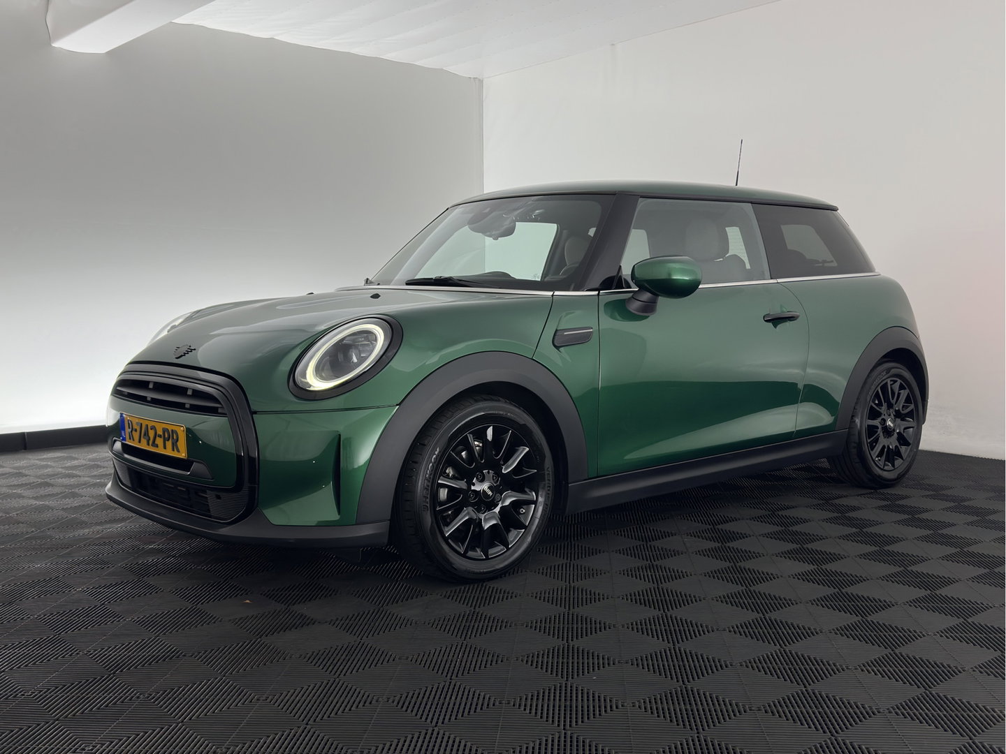 MINI 3-deurs 1.5 One Business Edition (INCL.BTW) Aut. *LEATHER-FABRIC | FULL-LED | NAVI-FULLMAP | SPORT-SEATS | AMBIENT-LIGHT | DIGI-COCKPIT | PRIVACY-GLASS | DAB+ | ECC | PDC | CRUISE | 16''ALU*