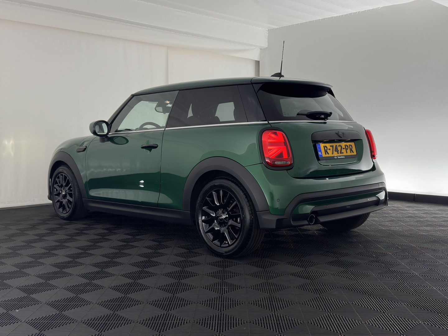 MINI 3-deurs 1.5 One Business Edition (INCL.BTW) Aut. *LEATHER-FABRIC | FULL-LED | NAVI-FULLMAP | SPORT-SEATS | AMBIENT-LIGHT | DIGI-COCKPIT | PRIVACY-GLASS | DAB+ | ECC | PDC | CRUISE | 16''ALU*