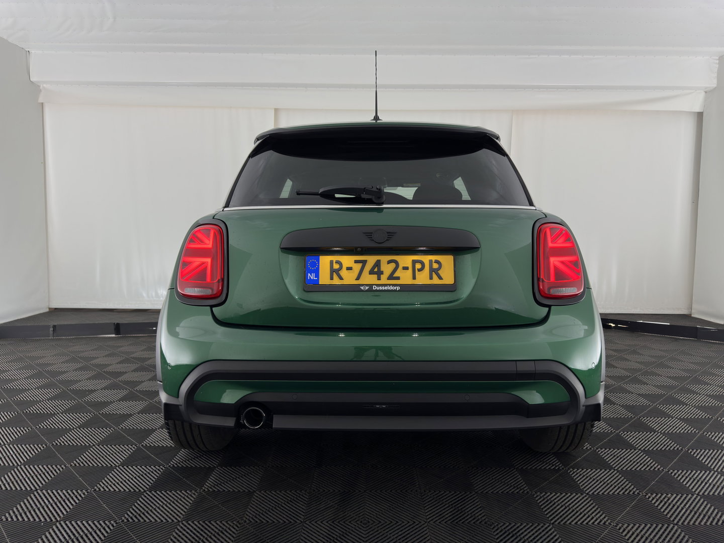 MINI 3-deurs 1.5 One Business Edition (INCL.BTW) Aut. *LEATHER-FABRIC | FULL-LED | NAVI-FULLMAP | SPORT-SEATS | AMBIENT-LIGHT | DIGI-COCKPIT | PRIVACY-GLASS | DAB+ | ECC | PDC | CRUISE | 16''ALU*