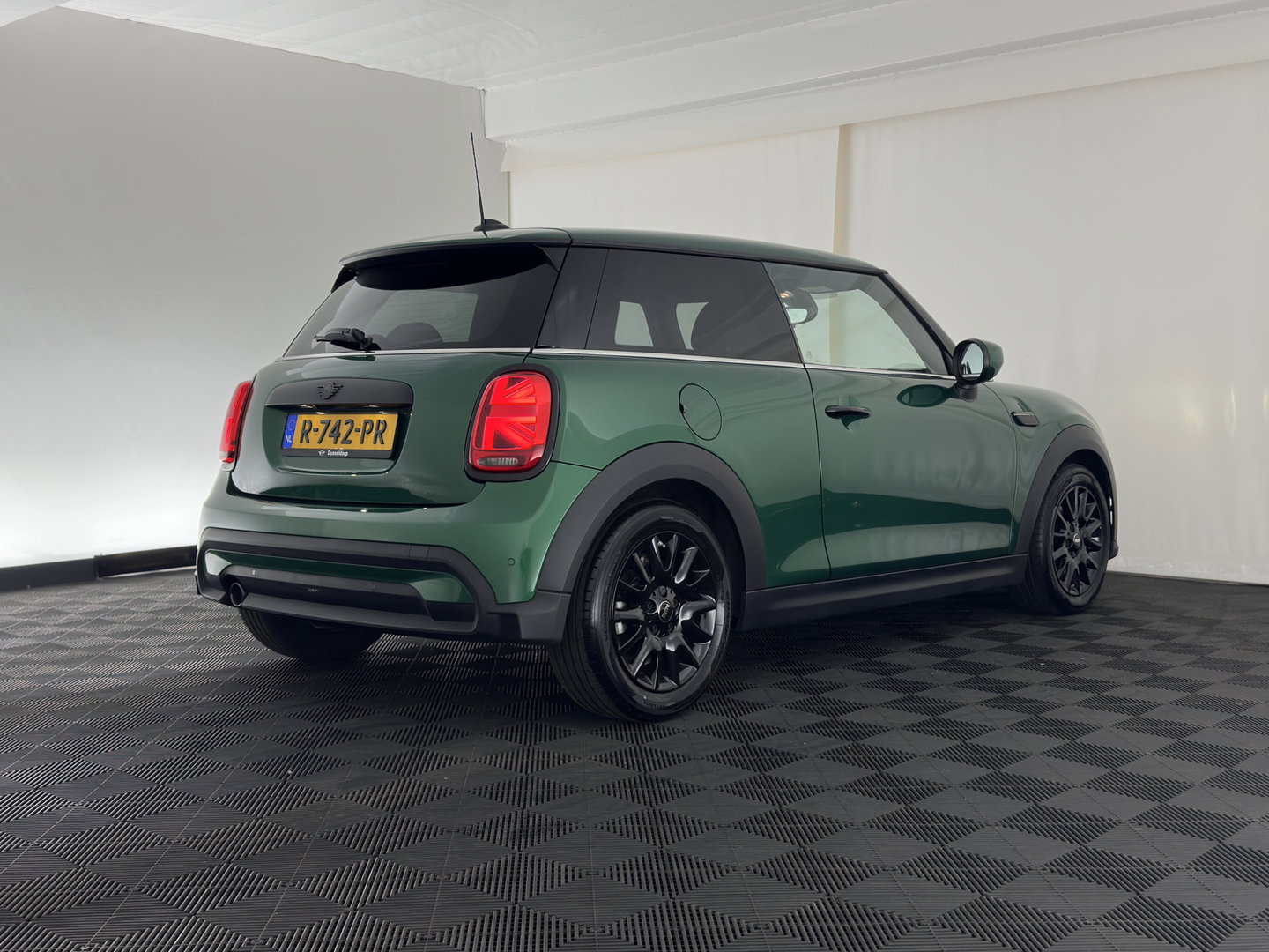 MINI 3-deurs 1.5 One Business Edition (INCL.BTW) Aut. *LEATHER-FABRIC | FULL-LED | NAVI-FULLMAP | SPORT-SEATS | AMBIENT-LIGHT | DIGI-COCKPIT | PRIVACY-GLASS | DAB+ | ECC | PDC | CRUISE | 16''ALU*