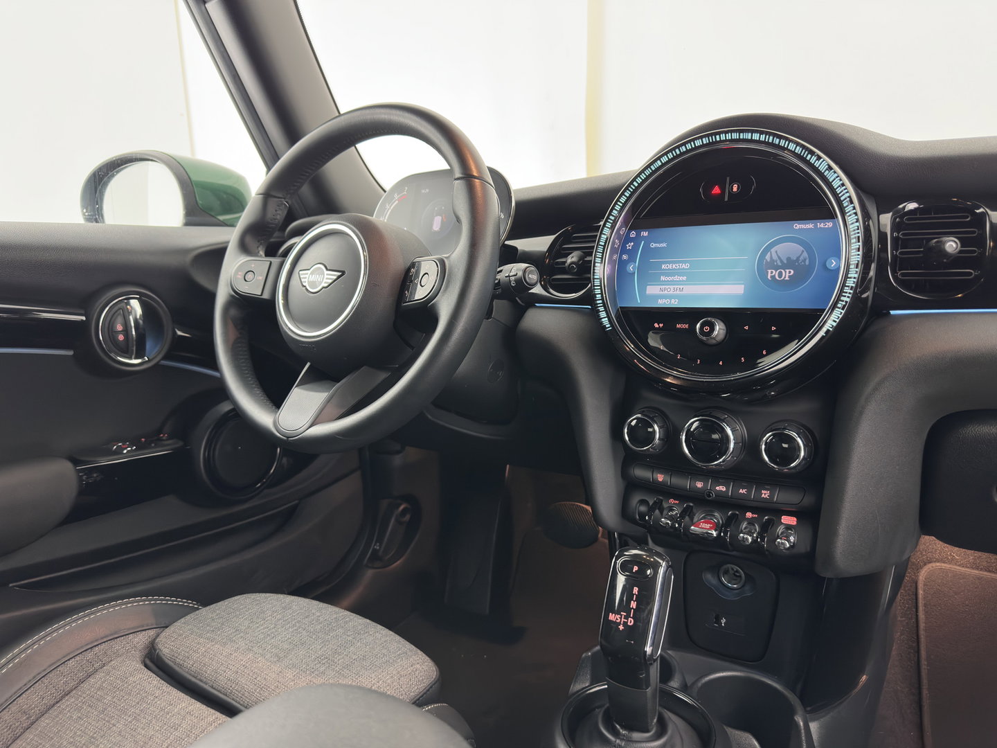 MINI 3-deurs 1.5 One Business Edition (INCL.BTW) Aut. *LEATHER-FABRIC | FULL-LED | NAVI-FULLMAP | SPORT-SEATS | AMBIENT-LIGHT | DIGI-COCKPIT | PRIVACY-GLASS | DAB+ | ECC | PDC | CRUISE | 16''ALU*