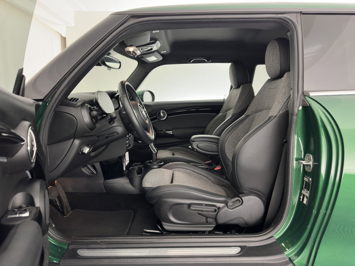 MINI 3-deurs 1.5 One Business Edition (INCL.BTW) Aut. *LEATHER-FABRIC | FULL-LED | NAVI-FULLMAP | SPORT-SEATS | AMBIENT-LIGHT | DIGI-COCKPIT | PRIVACY-GLASS | DAB+ | ECC | PDC | CRUISE | 16''ALU*