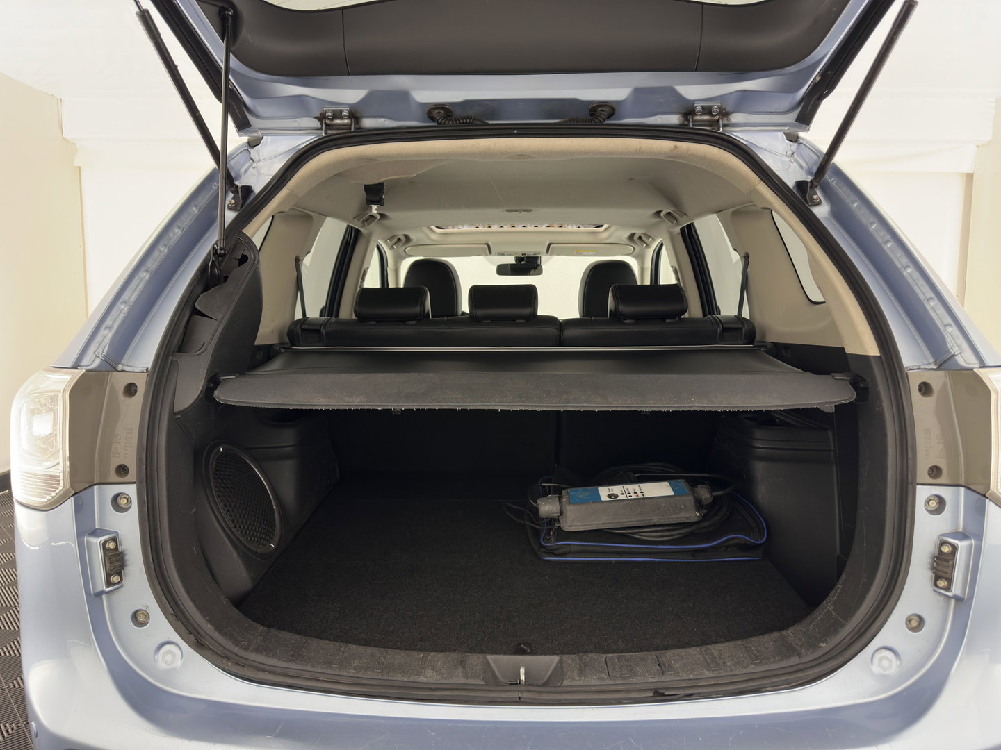 Mitsubishi Outlander 2.0 PHEV instyle Aut. *PANO | LEATHER | XENON | NAVI-FULLMAP | KEYLESS | CAMERA | HEATED-COMFORTSEATS | ECC | SHIFTPADDELS | PDC | CRUISE | DAB | PRIVACY-GLASS | ROCKFORD-AUDIO | LANE-ASSIST | TOWBAR | 18"ALU