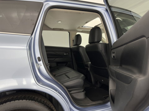 Mitsubishi Outlander 2.0 PHEV instyle Aut. *PANO | LEATHER | XENON | NAVI-FULLMAP | KEYLESS | CAMERA | HEATED-COMFORTSEATS | ECC | SHIFTPADDELS | PDC | CRUISE | DAB | PRIVACY-GLASS | ROCKFORD-AUDIO | LANE-ASSIST | TOWBAR | 18"ALU