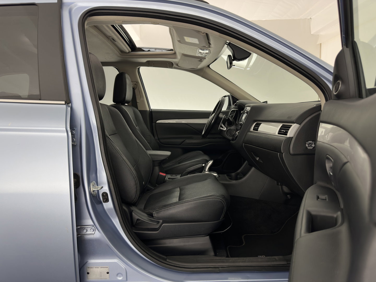 Mitsubishi Outlander 2.0 PHEV instyle Aut. *PANO | LEATHER | XENON | NAVI-FULLMAP | KEYLESS | CAMERA | HEATED-COMFORTSEATS | ECC | SHIFTPADDELS | PDC | CRUISE | DAB | PRIVACY-GLASS | ROCKFORD-AUDIO | LANE-ASSIST | TOWBAR | 18"ALU