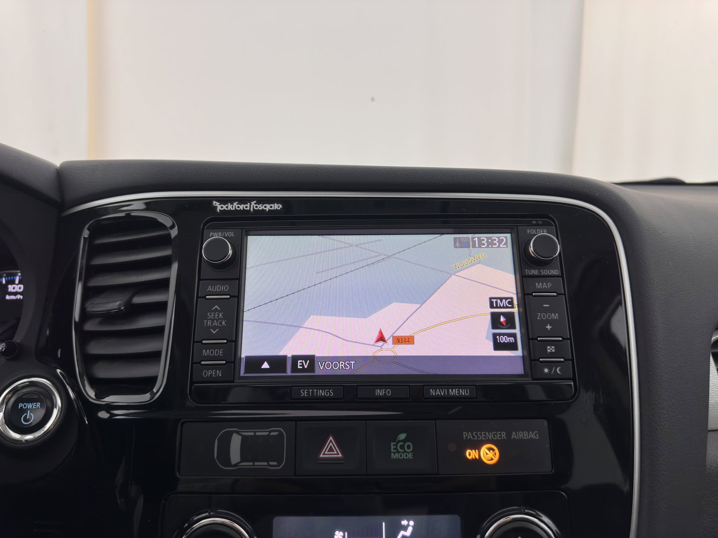 Mitsubishi Outlander 2.0 PHEV instyle Aut. *PANO | LEATHER | XENON | NAVI-FULLMAP | KEYLESS | CAMERA | HEATED-COMFORTSEATS | ECC | SHIFTPADDELS | PDC | CRUISE | DAB | PRIVACY-GLASS | ROCKFORD-AUDIO | LANE-ASSIST | TOWBAR | 18"ALU