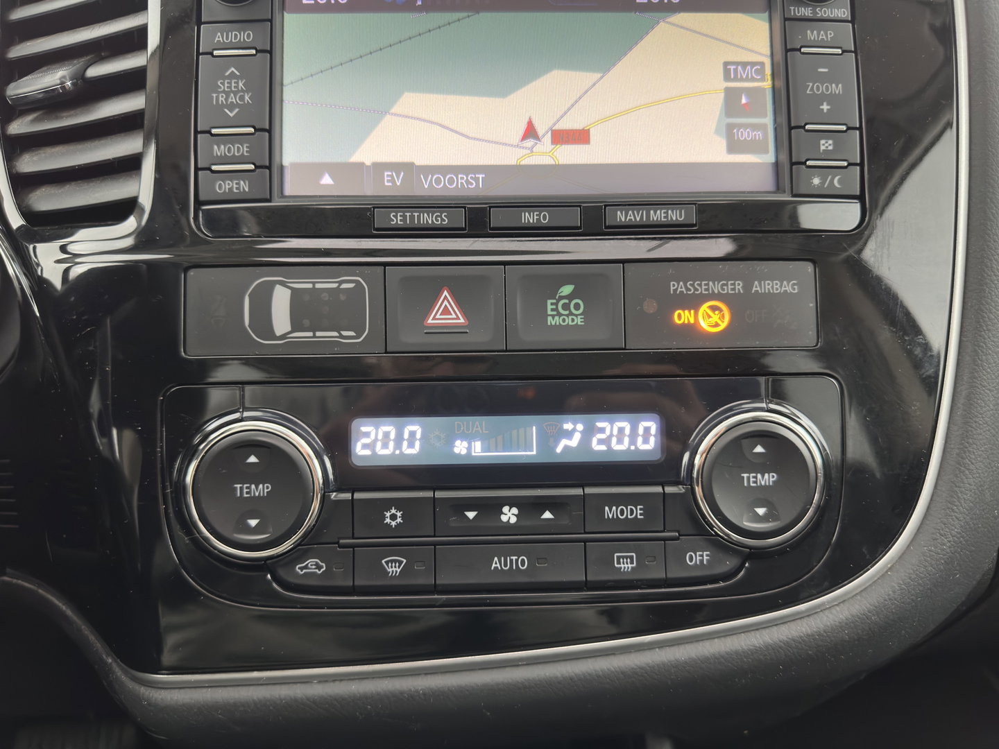 Mitsubishi Outlander 2.0 PHEV instyle Aut. *PANO | LEATHER | XENON | NAVI-FULLMAP | KEYLESS | CAMERA | HEATED-COMFORTSEATS | ECC | SHIFTPADDELS | PDC | CRUISE | DAB | PRIVACY-GLASS | ROCKFORD-AUDIO | LANE-ASSIST | TOWBAR | 18"ALU